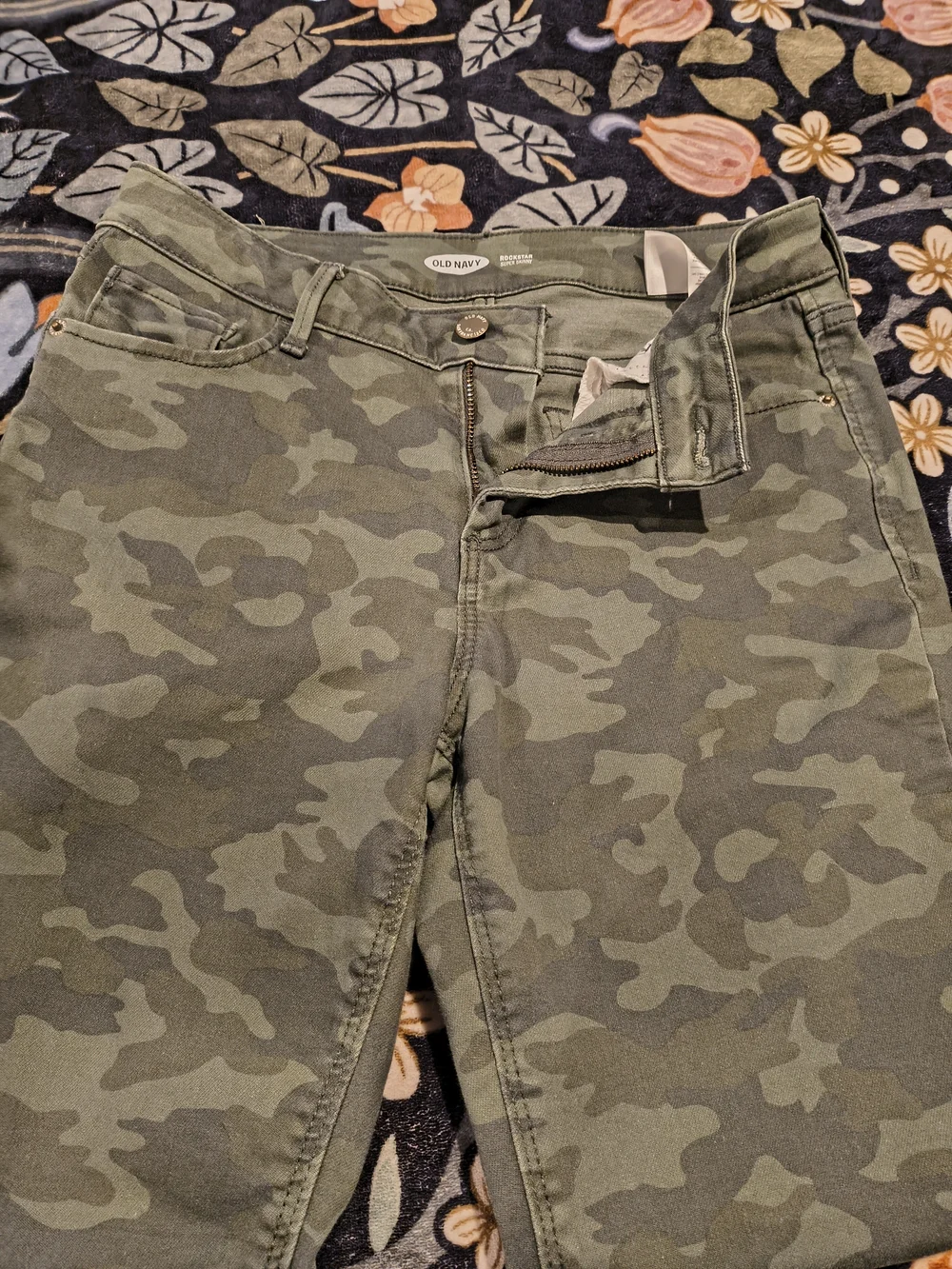Old Navy Women's Camo Slim Pants in Olive